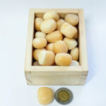 Piedra rolada de 2 a 3 cm de Calcita amarilla