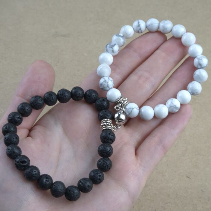 Pulsera 8mm de Lava y howlita iman pack - Imagen 2