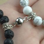 Pulsera 8mm de Lava y howlita iman pack