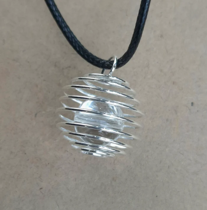 DJCP40-1.webp Dije Jaula con piedra con cordon de Cuarzo Cristal - Imagen 1