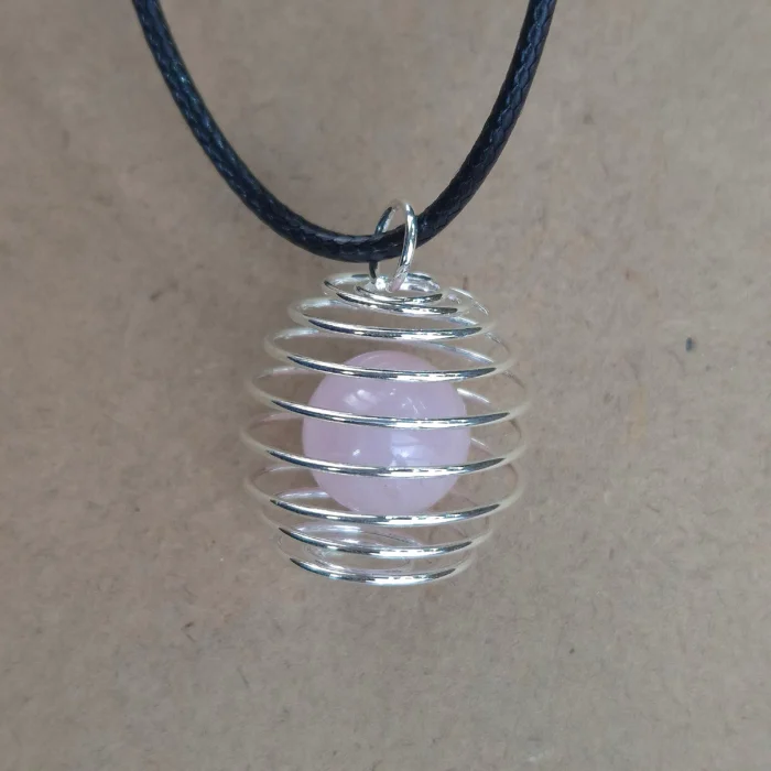 DJCP42-1.webp Dije Jaula con piedra con cordon de Cuarzo rosa - Imagen 1