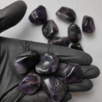 Piedra rolada de 1 a 2 cm de Amatista intensa