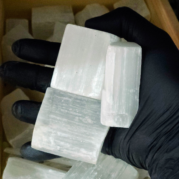 PBM 95 Piedra en bruto de Selenita en bloque - Imagen 1