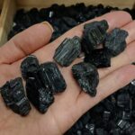 Piedra en bruto de Turmalina Negra M - Imagen 3