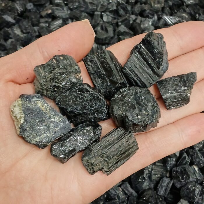 Piedra en bruto de Turmalina Negra M - Imagen 2