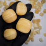 Piedra rolada de 2 a 3 cm de Calcita amarilla - Imagen 2