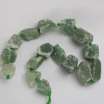 Pieza de piedra perforada en bruto de Cuarzo verde