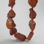 Pieza de piedra perforada en bruto de Jaspe Rojo