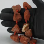 Pieza de piedra perforada en bruto de Jaspe Rojo - Imagen 2