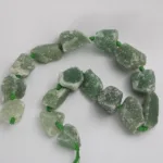 Pieza de piedra perforada en bruto de Cuarzo verde