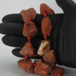 Pieza de piedra perforada en bruto de Jaspe Rojo - Imagen 2