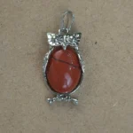 Dije Buho metal de Jaspe rojo