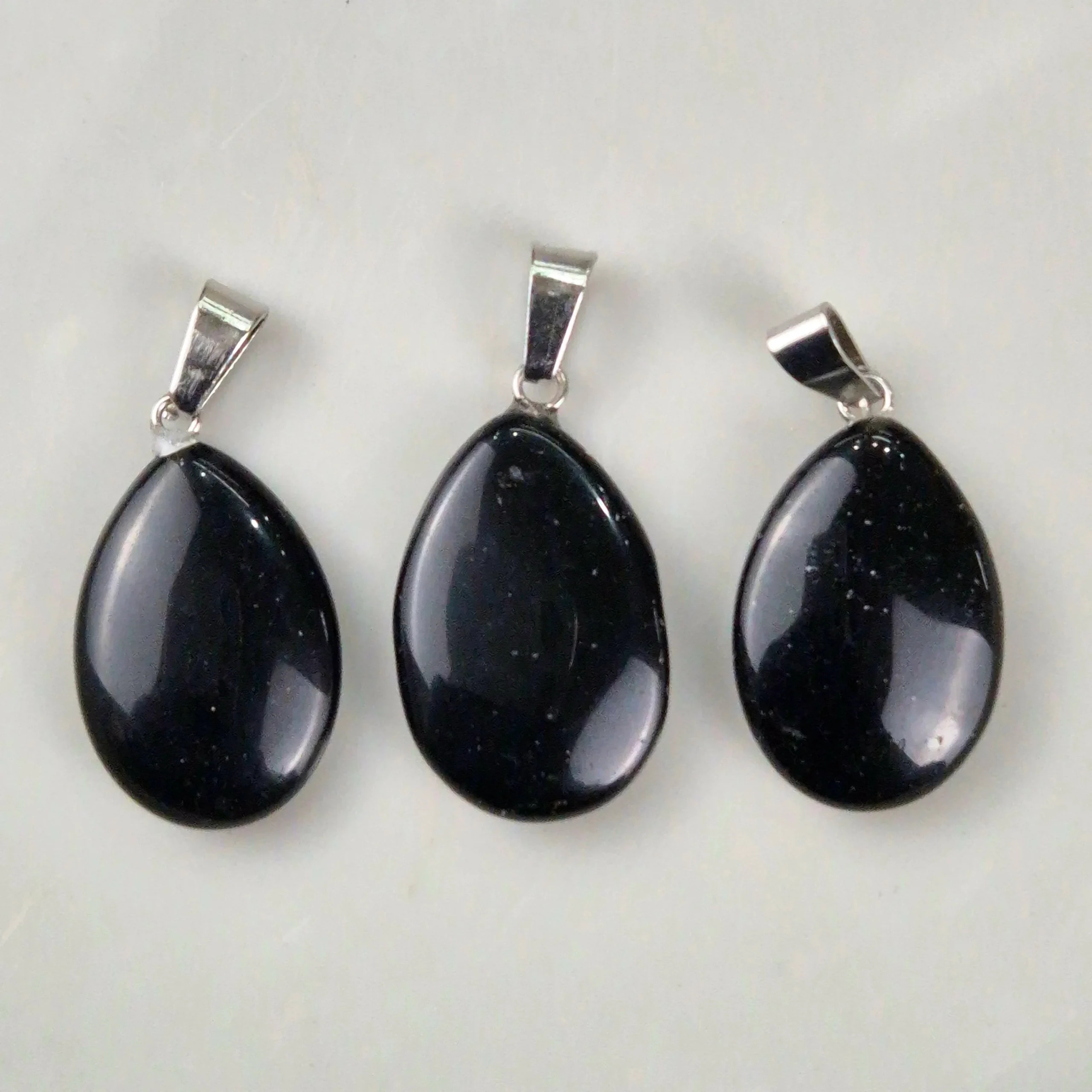 DGT77-1.webp Dije gota de Obsidiana negra - Imagen 1